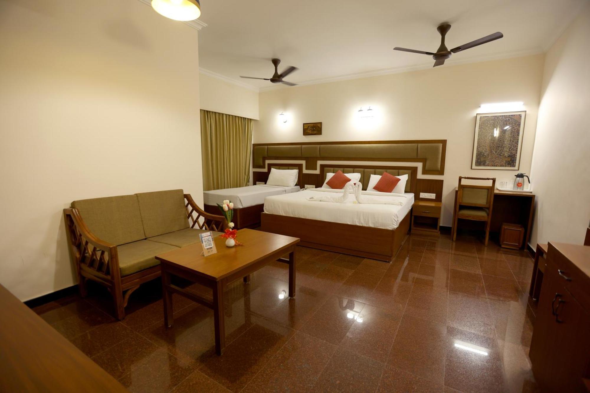 Breeze Residency Hotel Tiruchirappalli Esterno foto