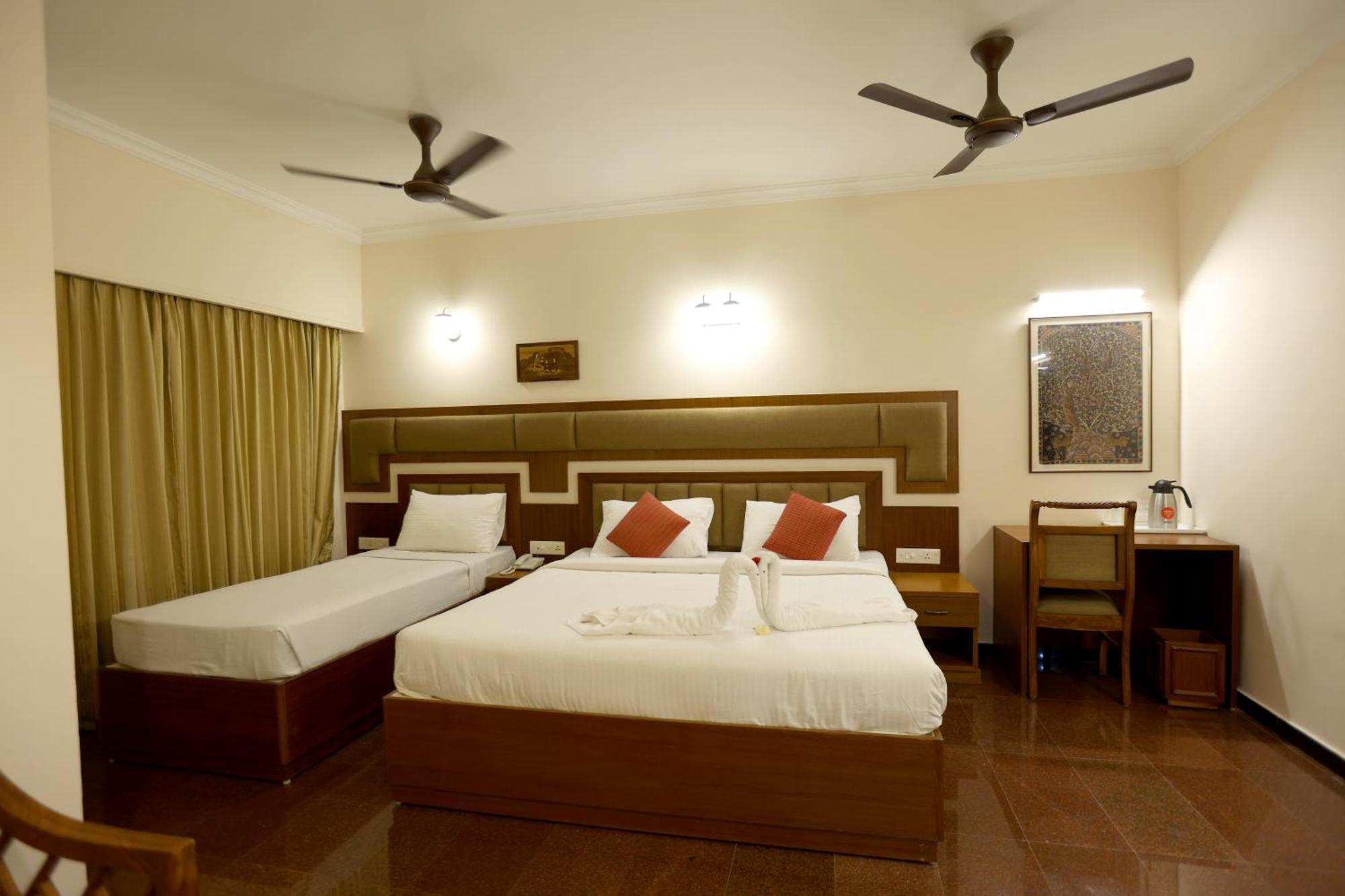 Breeze Residency Hotel Tiruchirappalli Esterno foto