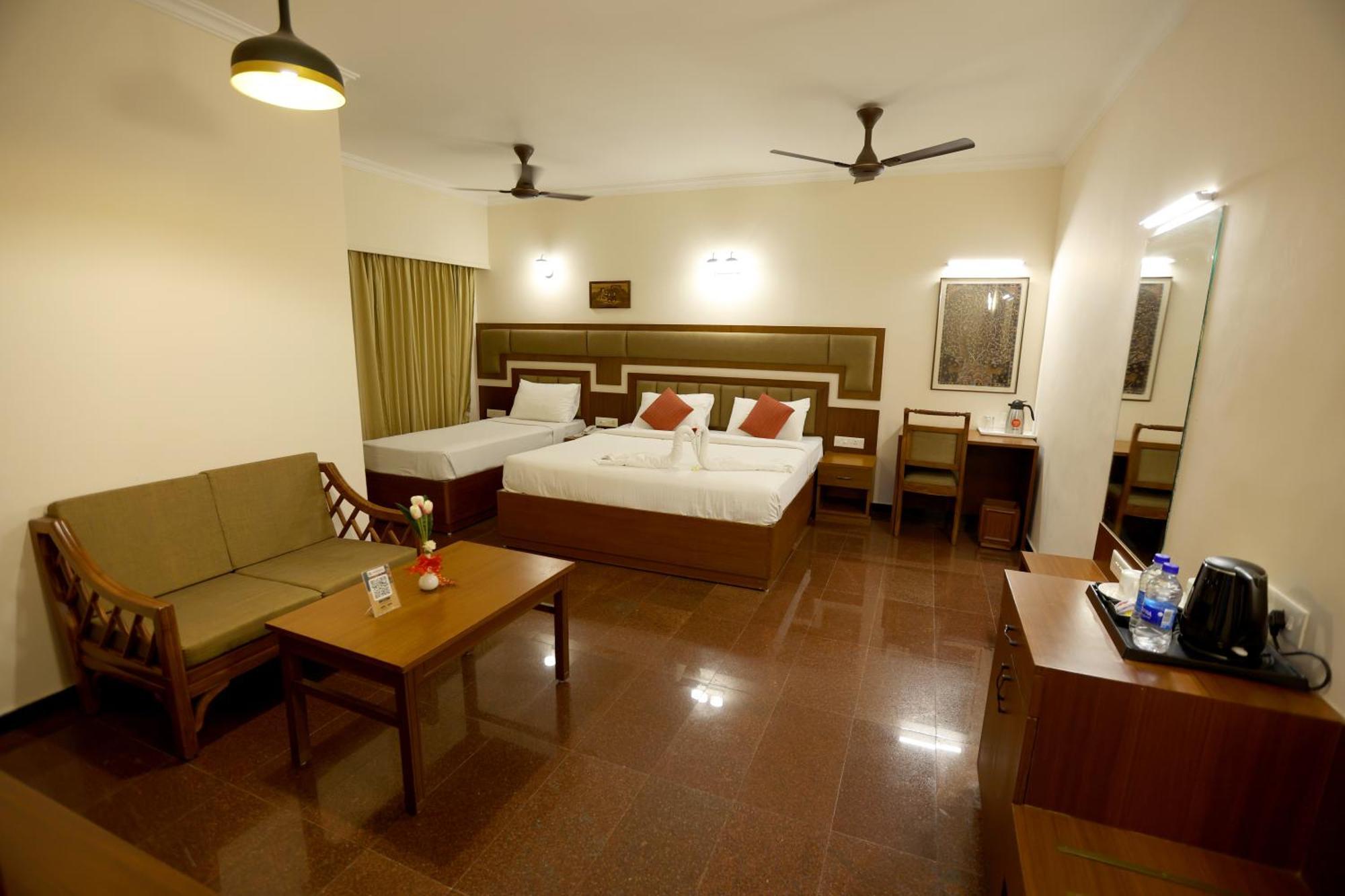 Breeze Residency Hotel Tiruchirappalli Esterno foto