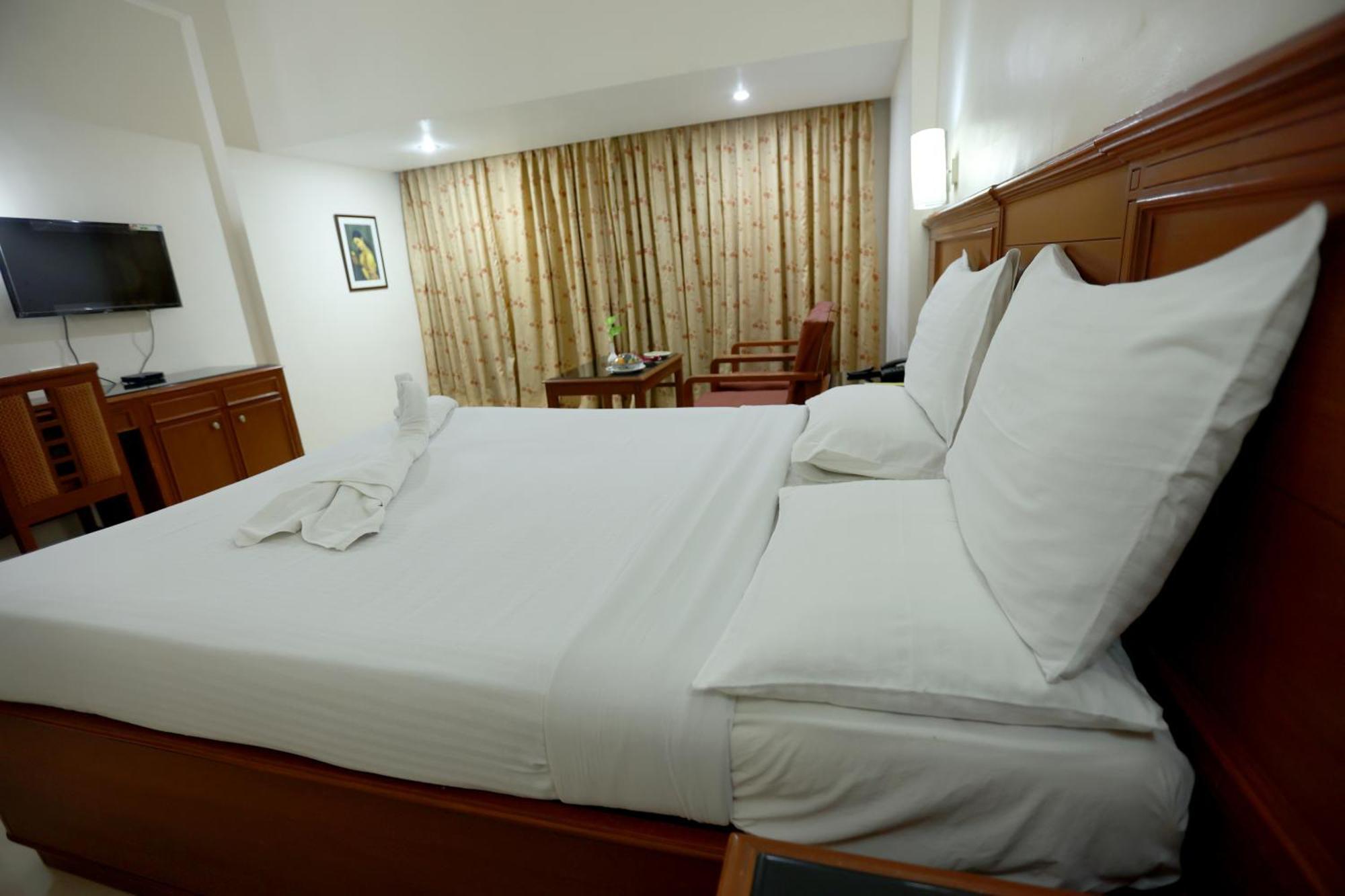 Breeze Residency Hotel Tiruchirappalli Esterno foto